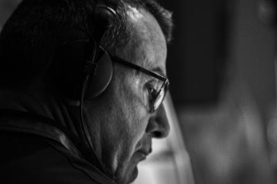 Miniature DJ Le Plessis-Feu-Aussoux (Seine-et-Marne) - Lightmusic #18 Homme portant un casque audio, vu de profil, concentré dans un environnement sombre en noir et blanc.