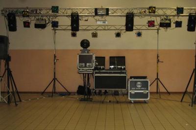 Miniature DJ Varilhes (Ariège) - Disco Mobile Pascal Animation #5 Équipement de sonorisation et éclairage installé dans une salle avec carrelage et murs clairs.