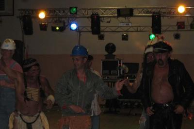 Miniature DJ Varilhes (Ariège) - Disco Mobile Pascal Animation #4 Équipement de sonorisation et éclairage installé dans une salle avec carrelage et murs clairs.