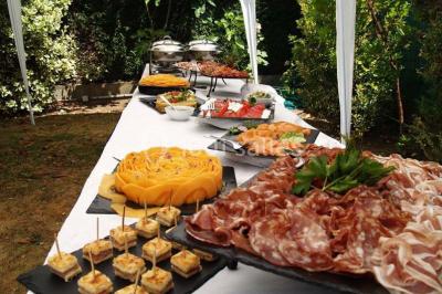 Miniature Traiteur Épinay-sur-Orge (Essonne) - Stevents Team Traiteur #3 Assortiment de verrines sucrées avec mousse, caramel, mangue et chantilly, disposées sur un plateau noir.