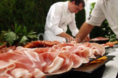 Miniature Traiteur Épinay-sur-Orge (Essonne) - Stevents Team Traiteur #4 Assortiment de verrines sucrées avec mousse, caramel, mangue et chantilly, disposées sur un plateau noir.