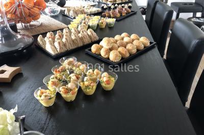 Miniature Traiteur Épinay-sur-Orge (Essonne) - Stevents Team Traiteur #5 Assortiment de verrines sucrées avec mousse, caramel, mangue et chantilly, disposées sur un plateau noir.