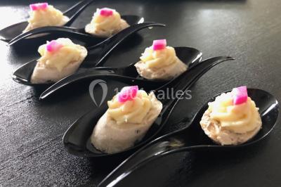 Miniature Traiteur Épinay-sur-Orge (Essonne) - Stevents Team Traiteur #7 Assortiment de verrines sucrées avec mousse, caramel, mangue et chantilly, disposées sur un plateau noir.