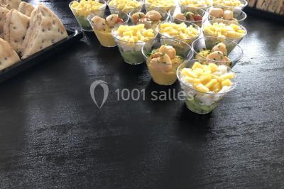 Miniature Traiteur Épinay-sur-Orge (Essonne) - Stevents Team Traiteur #8 Assortiment de verrines sucrées avec mousse, caramel, mangue et chantilly, disposées sur un plateau noir.