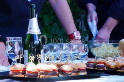 Miniature Traiteur Épinay-sur-Orge (Essonne) - Stevents Team Traiteur #9 Assortiment de verrines sucrées avec mousse, caramel, mangue et chantilly, disposées sur un plateau noir.