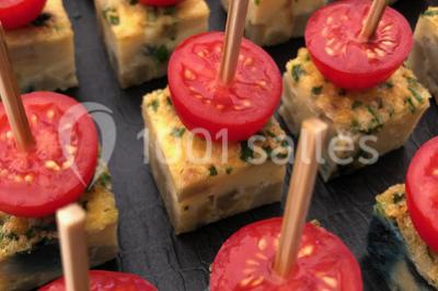 Miniature Traiteur Épinay-sur-Orge (Essonne) - Stevents Team Traiteur #11 Assortiment de verrines sucrées avec mousse, caramel, mangue et chantilly, disposées sur un plateau noir.