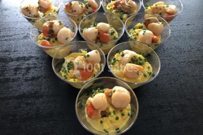 Miniature Traiteur Épinay-sur-Orge (Essonne) - Stevents Team Traiteur #12 Assortiment de verrines sucrées avec mousse, caramel, mangue et chantilly, disposées sur un plateau noir.