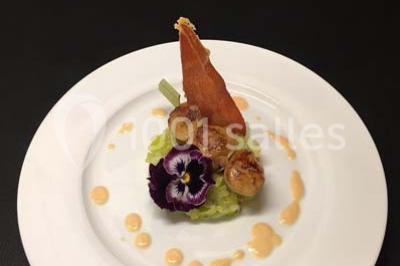 Miniature Traiteur Épinay-sur-Orge (Essonne) - Stevents Team Traiteur #13 Assortiment de verrines sucrées avec mousse, caramel, mangue et chantilly, disposées sur un plateau noir.