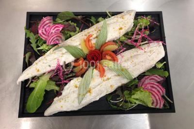 Miniature Traiteur Épinay-sur-Orge (Essonne) - Stevents Team Traiteur #2 Assortiment de verrines sucrées avec mousse, caramel, mangue et chantilly, disposées sur un plateau noir.