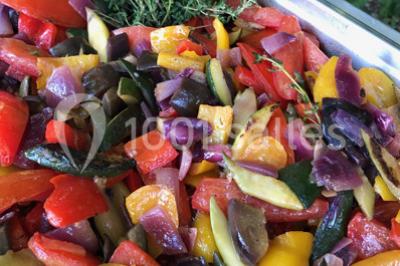 Miniature Traiteur Épinay-sur-Orge (Essonne) - Stevents Team Traiteur #16 Assortiment de verrines sucrées avec mousse, caramel, mangue et chantilly, disposées sur un plateau noir.