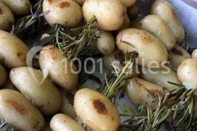 Miniature Traiteur Épinay-sur-Orge (Essonne) - Stevents Team Traiteur #17 Assortiment de verrines sucrées avec mousse, caramel, mangue et chantilly, disposées sur un plateau noir.