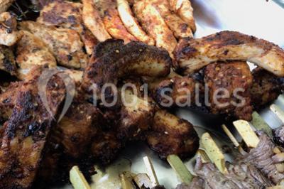 Miniature Traiteur Épinay-sur-Orge (Essonne) - Stevents Team Traiteur #18 Assortiment de verrines sucrées avec mousse, caramel, mangue et chantilly, disposées sur un plateau noir.