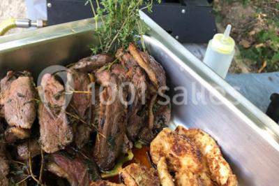 Miniature Traiteur Épinay-sur-Orge (Essonne) - Stevents Team Traiteur #19 Assortiment de verrines sucrées avec mousse, caramel, mangue et chantilly, disposées sur un plateau noir.