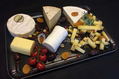 Miniature Traiteur Épinay-sur-Orge (Essonne) - Stevents Team Traiteur #20 Assortiment de verrines sucrées avec mousse, caramel, mangue et chantilly, disposées sur un plateau noir.