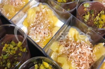 Miniature Traiteur Épinay-sur-Orge (Essonne) - Stevents Team Traiteur #21 Assortiment de verrines sucrées avec mousse, caramel, mangue et chantilly, disposées sur un plateau noir.