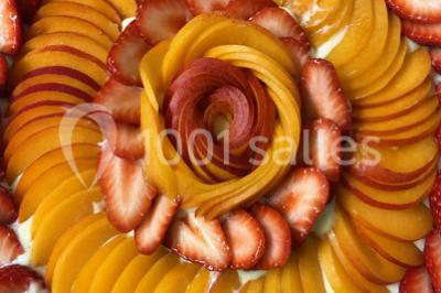 Miniature Traiteur Épinay-sur-Orge (Essonne) - Stevents Team Traiteur #22 Assortiment de verrines sucrées avec mousse, caramel, mangue et chantilly, disposées sur un plateau noir.