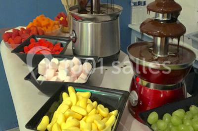 Miniature Traiteur Épinay-sur-Orge (Essonne) - Stevents Team Traiteur #24 Assortiment de verrines sucrées avec mousse, caramel, mangue et chantilly, disposées sur un plateau noir.