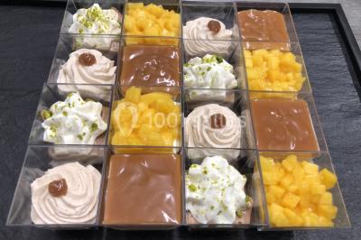 Miniature Traiteur Épinay-sur-Orge (Essonne) - Stevents Team Traiteur #25 Assortiment de verrines sucrées avec mousse, caramel, mangue et chantilly, disposées sur un plateau noir.