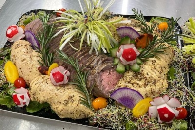 Miniature Traiteur Épinay-sur-Orge (Essonne) - Stevents Team Traiteur #29 Trois salades colorées présentées dans des bols noirs, composées de légumes variés et décorées de radis sculptés.