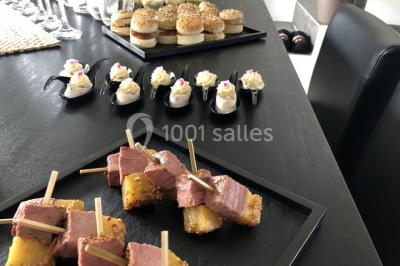 Fontaines de chocolat entourées de fruits frais, guimauves et brochettes sur une table de buffet.
