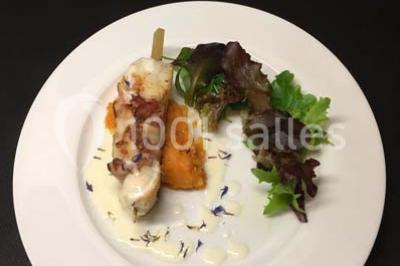 Fontaines de chocolat entourées de fruits frais, guimauves et brochettes sur une table de buffet.