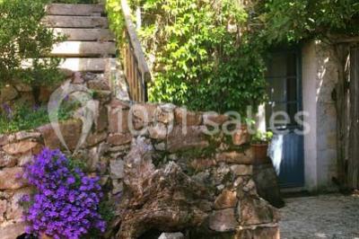 Texte ’Bienvenue à notre mariage’ écrit sur un miroir décoré de fleurs, reflétant un jardin verdoyant.