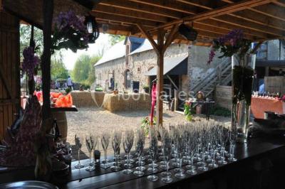 Texte ’Bienvenue à notre mariage’ écrit sur un miroir décoré de fleurs, reflétant un jardin verdoyant.