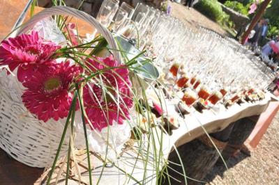 Texte ’Bienvenue à notre mariage’ écrit sur un miroir décoré de fleurs, reflétant un jardin verdoyant.