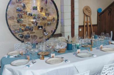 Texte ’Bienvenue à notre mariage’ écrit sur un miroir décoré de fleurs, reflétant un jardin verdoyant.