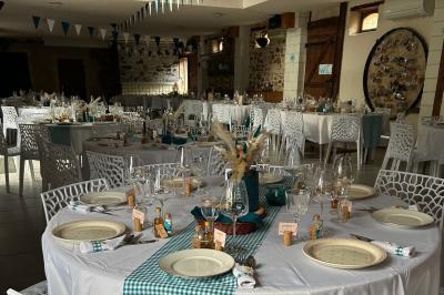 Texte ’Bienvenue à notre mariage’ écrit sur un miroir décoré de fleurs, reflétant un jardin verdoyant.