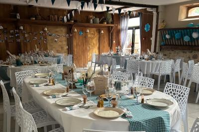 Texte ’Bienvenue à notre mariage’ écrit sur un miroir décoré de fleurs, reflétant un jardin verdoyant.