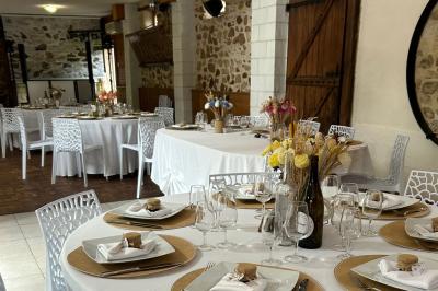 Texte ’Bienvenue à notre mariage’ écrit sur un miroir décoré de fleurs, reflétant un jardin verdoyant.