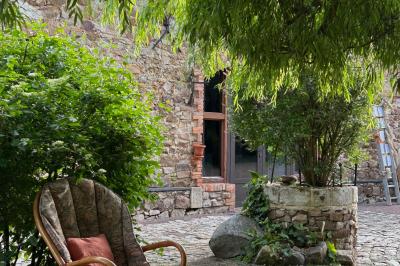 Texte ’Bienvenue à notre mariage’ écrit sur un miroir décoré de fleurs, reflétant un jardin verdoyant.