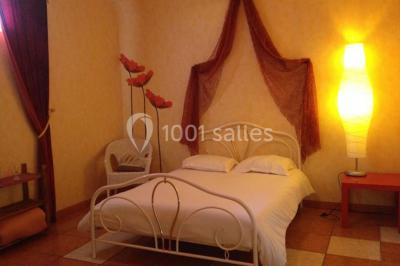 Texte ’Bienvenue à notre mariage’ écrit sur un miroir décoré de fleurs, reflétant un jardin verdoyant.