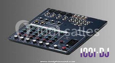 Table de mixage audio noire avec plusieurs boutons, curseurs et entrées, posée sur une surface grise.