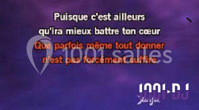 Texte de karaoké affichant les paroles d'une chanson sur fond violet avec des mots en blanc et rouge.