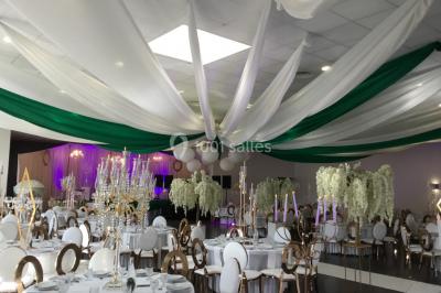 Miniature Arnal Décoration #2 Arc décoratif en fleurs blanches placé dans une salle avec des rideaux gris et un sol en béton.