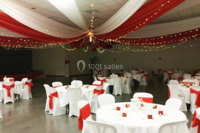 Miniature Arnal Décoration #7 Arc décoratif en fleurs blanches placé dans une salle avec des rideaux gris et un sol en béton.