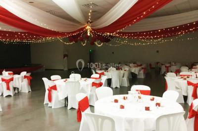 Miniature Arnal Décoration #8 Arc décoratif en fleurs blanches placé dans une salle avec des rideaux gris et un sol en béton.