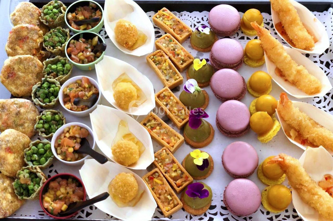 Plateau de bouchées variées comprenant macarons, tempuras, verrines, tartelettes et autres amuse-bouches colorés.