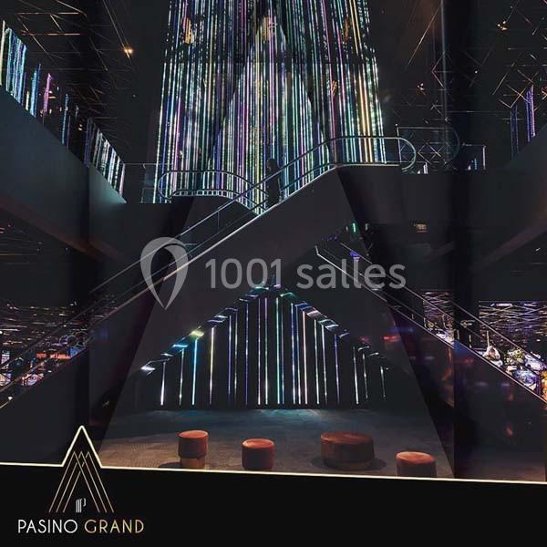 Escalier moderne illuminé par des lumières colorées dans un espace intérieur au design contemporain.