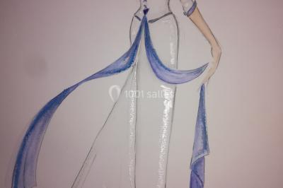 Miniature Claire Avias Créations #17 Mannequin vêtu d'une robe en dentelle blanche avec un voile noir couvrant la tête, devant une porte en bois clair.