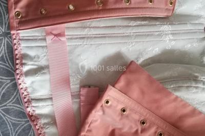 Miniature Claire Avias Créations #28 Mannequin vêtu d'une robe en dentelle blanche avec un voile noir couvrant la tête, devant une porte en bois clair.