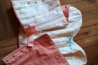 Miniature Claire Avias Créations #30 Mannequin vêtu d'une robe en dentelle blanche avec un voile noir couvrant la tête, devant une porte en bois clair.