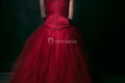 Miniature Claire Avias Créations #35 Mannequin vêtu d'une robe en dentelle blanche avec un voile noir couvrant la tête, devant une porte en bois clair.