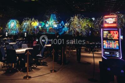 Miniature Location salle Aix-en-Provence (Bouches-du-Rhône) - Pasino Grand #24 Salle de casino avec machines à sous, tables de jeu et décorations lumineuses évoquant des feux d'artifice.