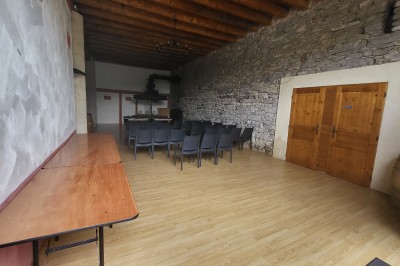 Miniature Location salle Quissac (Gard) - Le Mas de Roux #4 Chambre avec lit double, mezzanine, escalier en colimaçon, armoire blanche et décoration murale colorée.