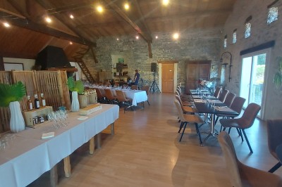 Miniature Location salle Quissac (Gard) - Le Mas de Roux #24 Chambre avec lit double, mezzanine, escalier en colimaçon, armoire blanche et décoration murale colorée.