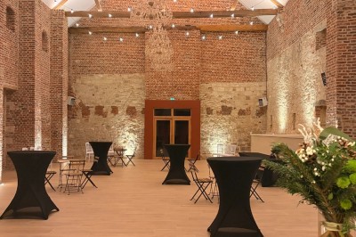 Miniature Location salle Esnes (Nord) - Domaine du Château d’Esnes #3 Comptoir noir devant un mur rouge décoré de motifs floraux, éclairé par des suspensions dans un espace à la décoration…