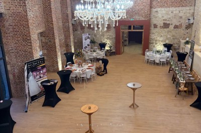 Miniature Location salle Esnes (Nord) - Domaine du Château d’Esnes #1 Comptoir noir devant un mur rouge décoré de motifs floraux, éclairé par des suspensions dans un espace à la décoration…